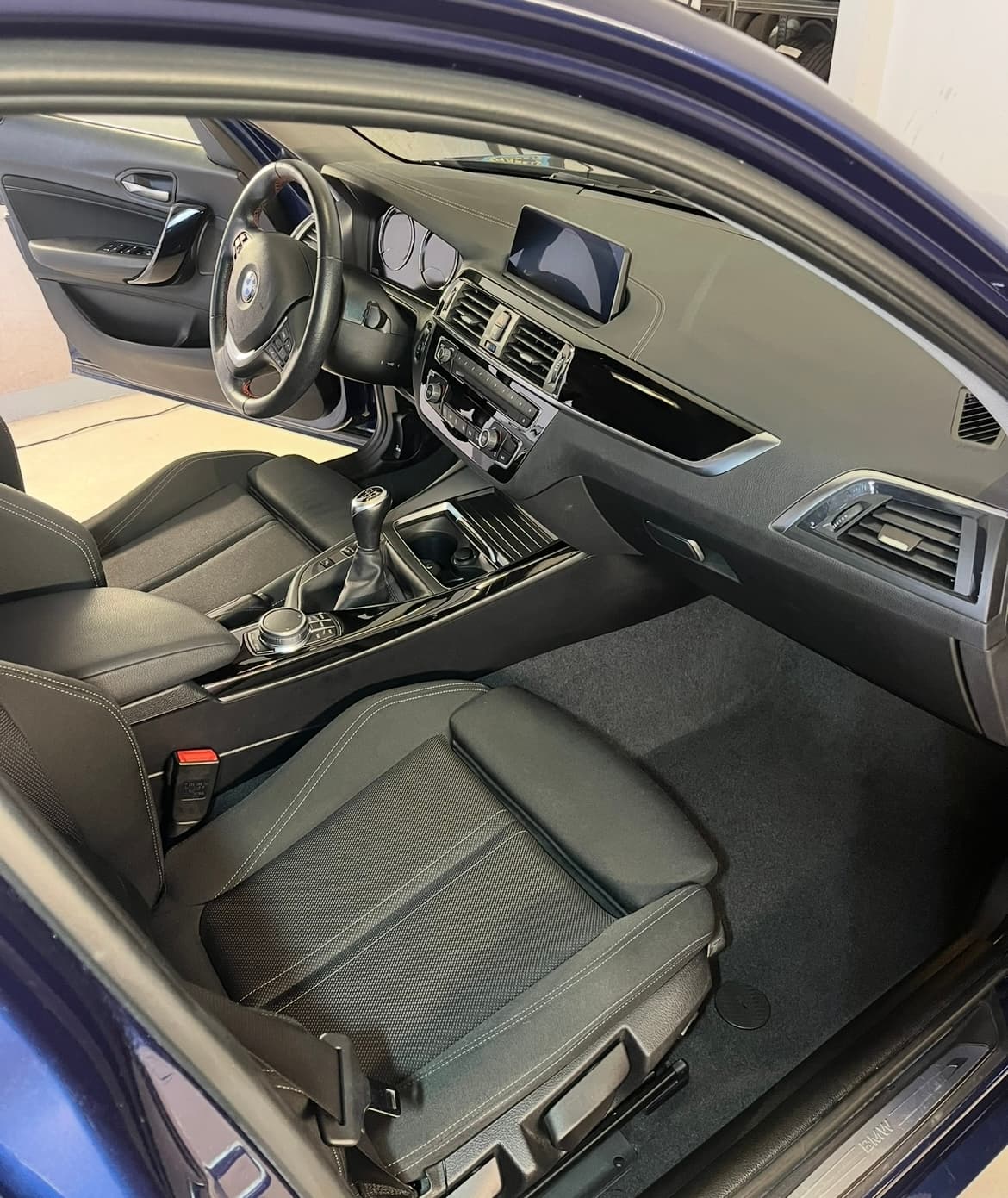 Gereinigtes Cockpit mit Ledersitzen in einem BMW