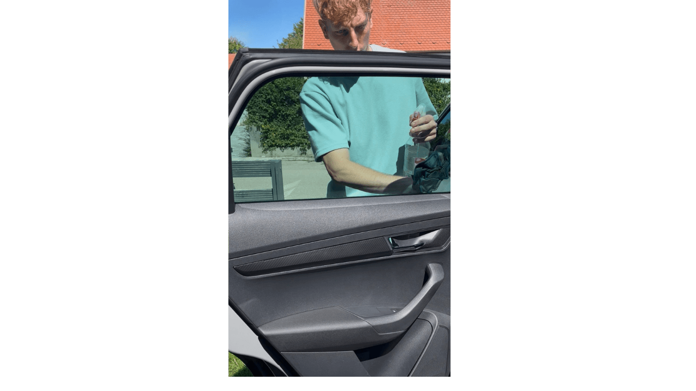 Klare, gereinigte Fläche am Fahrzeug nach der Aufbereitung